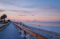 Ocean Drive Oasis in Vero Beach - 2br/2ba  - mere steps to everything!!!