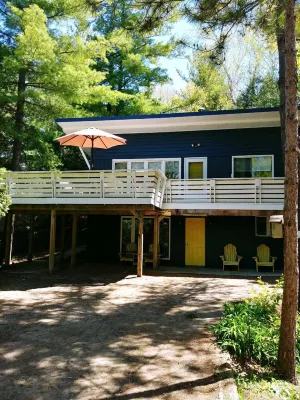 Quaint, Clean & Updated Cottage- Steps From The Beach.
