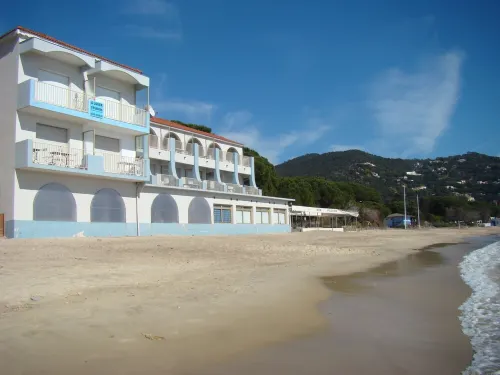 Waterfront studio on CAVALIERE beach