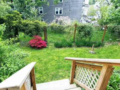 Panoramic view, large deck, ground floor apartment, walk to subway and beach فنادق في 