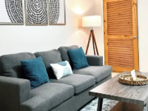 The Hideaway Too - Modern One Bedroom Executive Suite - 5 mins to Mandeville Hotels in Mandeville