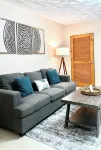 The Hideaway Too - Modern One Bedroom Executive Suite - 5 mins to Mandeville
