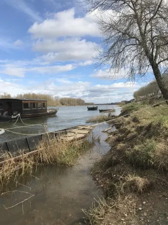 Old house of character in 1 min of the Loire Отели в г. Луар и Шер