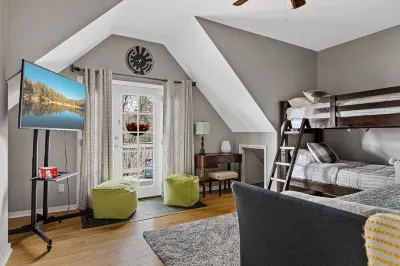 Stylish Chalet with Hot Tub and Jacuzzi! Hotels near Mackay Recreational Park