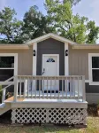 Relaxing newly-renovated 3/2 lakeside retreat with private dock