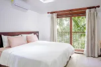 Tropical Garden Apt w/ Private Beach Access & Pool