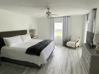 Newly Renovated Unit with Golf & Lake View - Minutes to Beach - 3성급