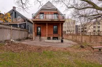 Single Bachelor unit en-suite Across from Google
