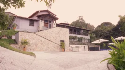 Villa Serena, Nestled in breathtaking mountains, just a walk from town. Casa Museo Clara Rojas Pelaez附近的飯店