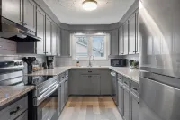 Chic House w/ King Bed, Walk To Dining & Starbucks Hotel a Dieppe