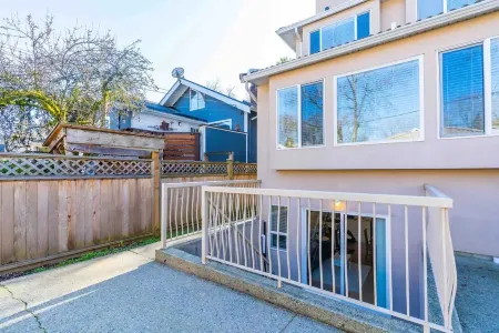 Modern Guest Suite in Kitsilano Отели рядом с достопримечательностью «Нитоб Мемориал Гарден»