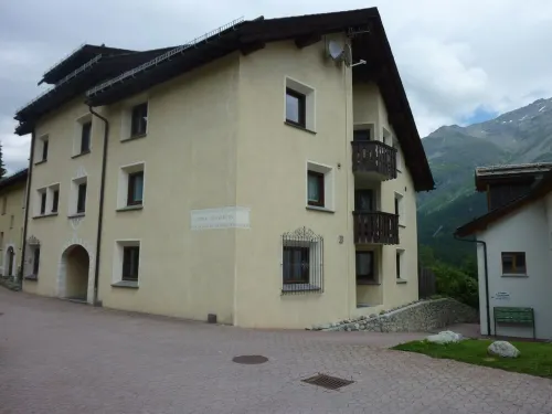 Family-friendly, quiet apartment in a beautiful Engadine house - 2-Star