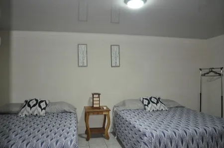 Tropical Private Beach House 3 Mins from the Beach .Close to Restaurants ,Stores Отели в г. Atami