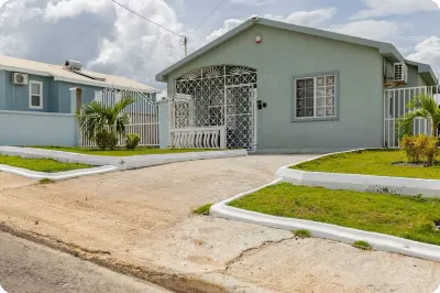 Comfy two-bedroom house in Camelot Village, Discovery Bay. Hotels near Tear Drop Blue Pond