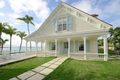 Harbourside house with private pool - amazing sea views! فنادق في 