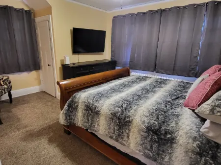 Huge deck & yard Near Indoor Sports Arena! Spacious! Smart TVs! Fast Wifi! Cozy. Отели в г. Winnebago County