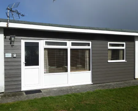 COMFORTABLE COUNTRY CHALET, NEAR DARTMOUTH, DEVON