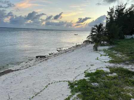 East End Paradise Villas 4Bd3.5B-Private Beach-On the Water-w/ Sea Level Studio