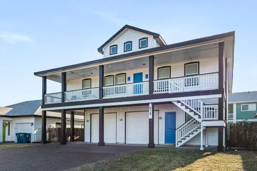 Private Pool Oasis, Game Room, Walk to Beach & Pet Friendly