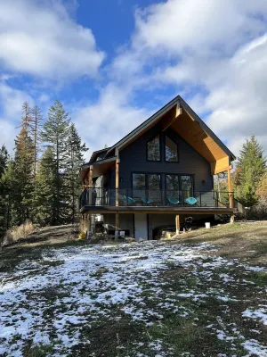 Brand New Custom Built Cabin! 5 Minute Drive from Kaslo and Public Beaches.