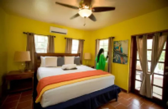 Mzuri Quiet Retreat....3 minutes to beach 酒店