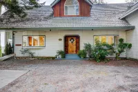 Orca Point Beachfront Suite: Enjoy Your Private Beach Seconds Outside Your Door! Hotels near Sandcut Beach