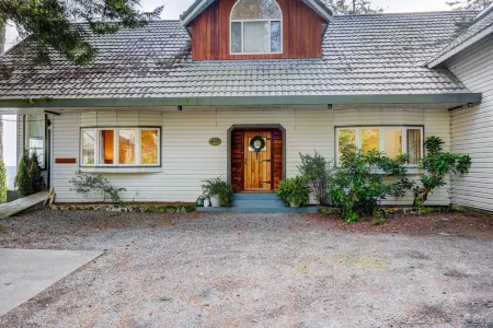 Orca Point Beachfront Suite: Enjoy Your Private Beach Seconds Outside Your Door!