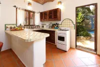 Casa Dos Amigos: Spacious 4Br w/ Pool, BBQ, Garden & Near Beach!