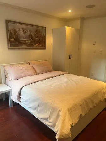 Private bachelor suite Vancouver Отели рядом с достопримечательностью «Дэвид Томпсон Секондари Скул»