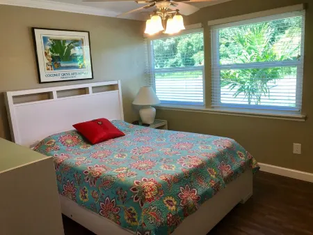 Super Canalfront Home+Heated Pool, Quiet Family Neighborhood Close to Everything Отели рядом с достопримечательностью «Кидстар Парк»