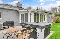 Ottawa Hills Bliss: Luxe 2BR with Hot Tub & King! Hotels in Ottawa Hills