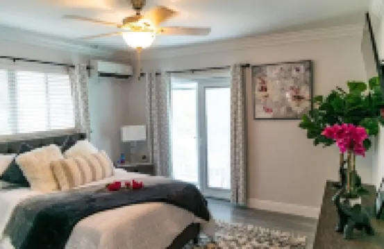 Entire Condominium Home away from Home with Pool, Near Beach โรงแรมใน