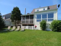 Waterfront Cottage within walking distance to the Beach. A dog-friendly property