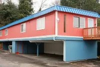 Heidi's Inn Hotels near Port of Ilwaco Boardwalk