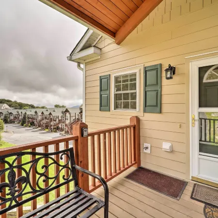 Scenic Views! Ski-in/Ski-Out Condo in Beech Mtn