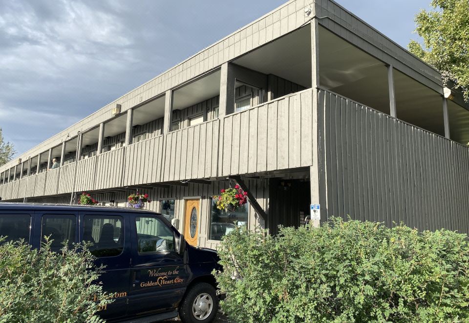 골든 노스 인 객실 내부와 조식 장소