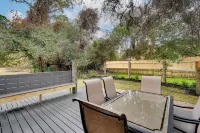 Bright Jekyll Island Home w/ Deck < 1 Mi to Beach - 3-Star