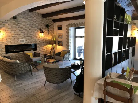 Hôtel Spa l'Ermitage Отели в г. Пюимуассон