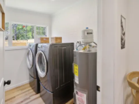 Urban Farmhouse with A Modernism Twist! 4 Bedroom Home by RedAwning Hoteles en Moultrie