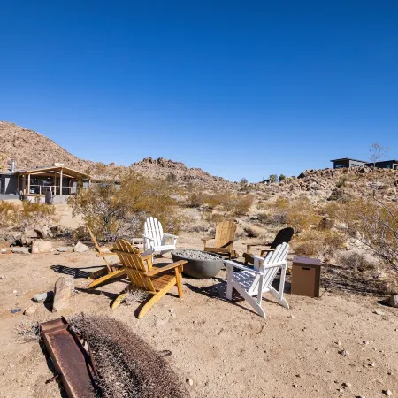 Dreamspace - Hot Tub, Fire Pit, 5 Min. to Park 2 Bedroom Home by RedAwning