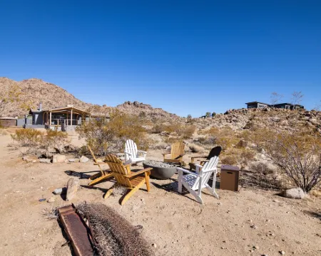 Dreamspace - Hot Tub, Fire Pit, 5 Min. to Park 2 Bedroom Home by RedAwning 約書亞樹村酒店