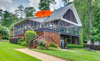 Luxe Lake Sinclair Living Private Dock and Beach!