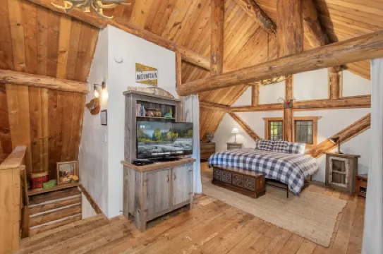 Guten Cabin 3 Bedroom Home by NW Comfy Cabins by RedAwning