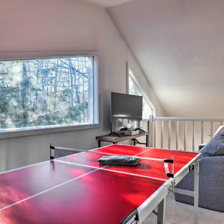 Hot Tub, Fire Pit and Game Room Tobyhanna Home!