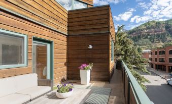 Ice House 317 2 Bedroom Condo by RedAwning