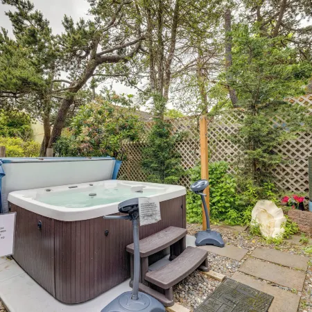 House w/ Hot Tub & Deck - Walk to Seaside Beach!