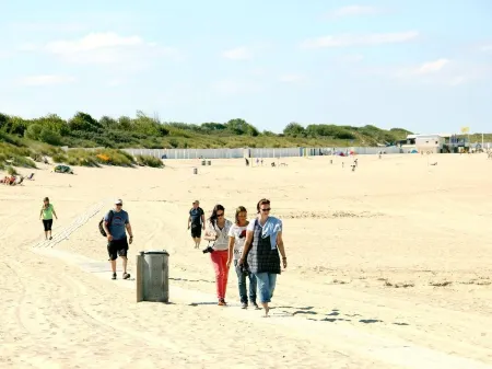 Charmingly decorated chalet Florence 2 near the sea serooskerke Отели в г. Serooskerke