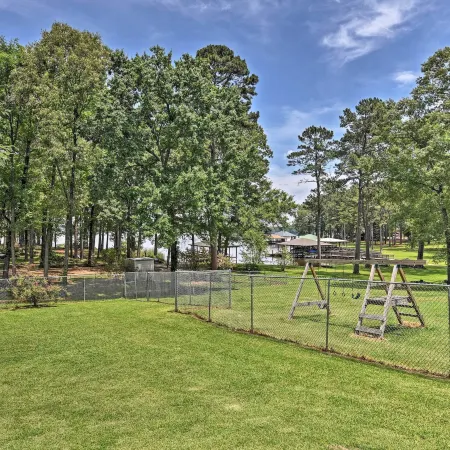 Cozy Lakefront Benton Home ~ 20 Mi to Shreveport!
