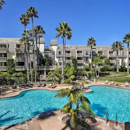 Stunning Oceanside Condo Walk to the Beach!