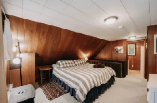 63Mbr - Hot Tub - BBQ - Pets Ok - Wifi - Sleeps 6 2 Bedroom Home by RedAwning